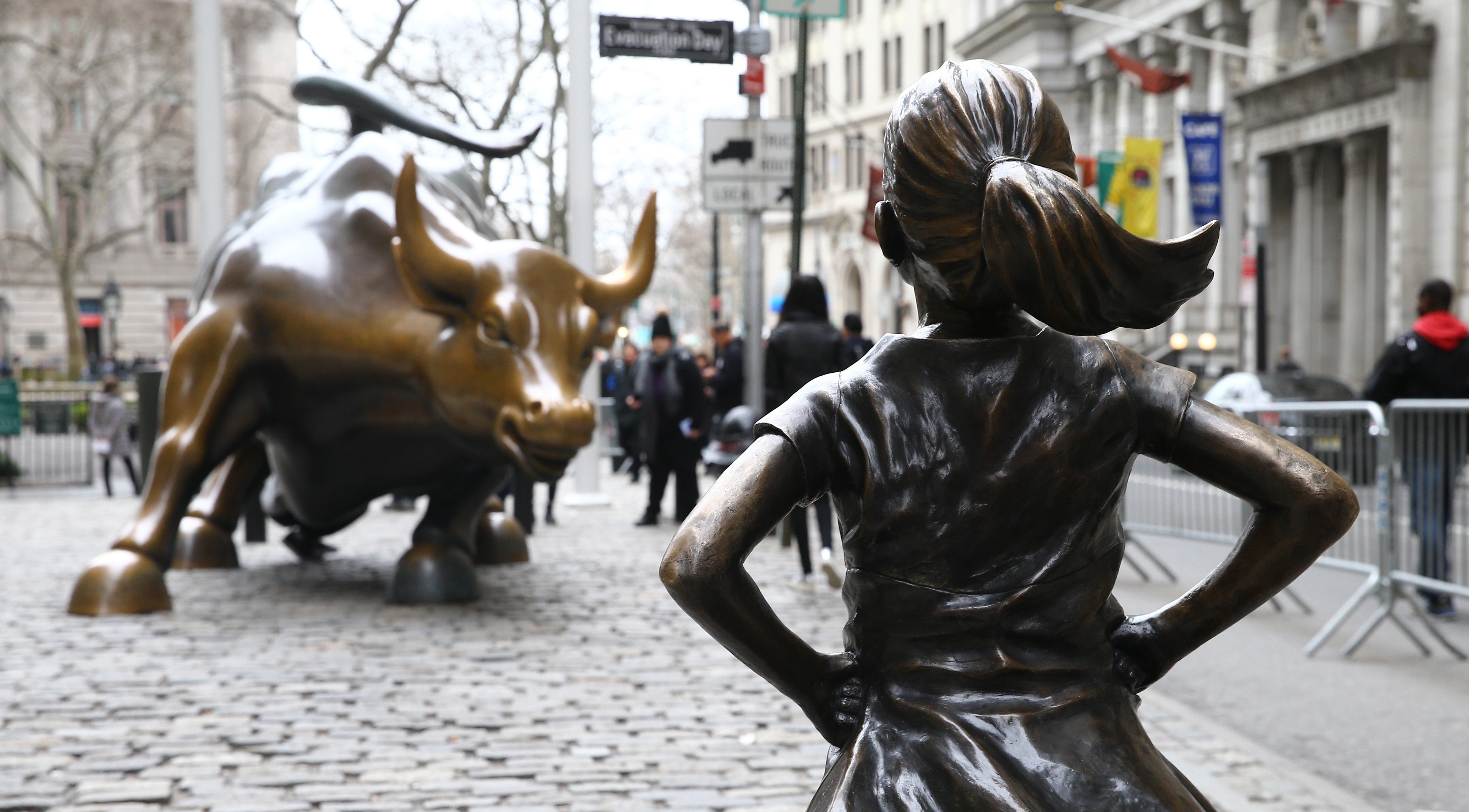 ‘fearless Girl Statue Face Off Wall Street Bull In New York 